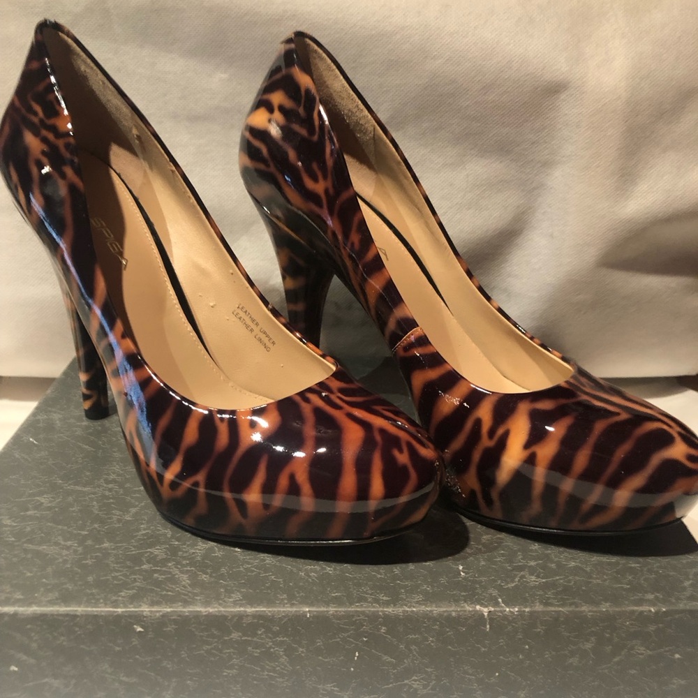 NWT in box Gorgeous Via Spiga Brown and Black Patent Leather Patterned Heels-8.5
